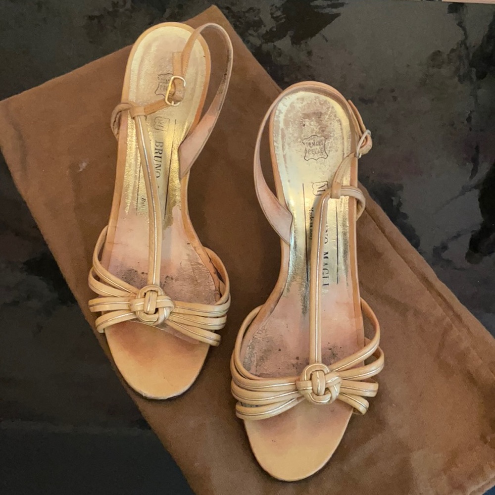 Vintage Bruno Magli gold/mustard toned 3 in heel